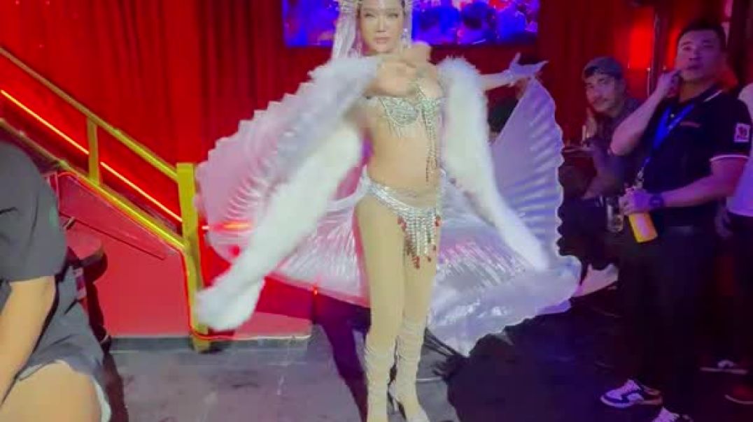 ⁣The Magic of Silom Comes Alive 🌙